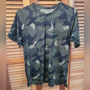 Men’s Old Navy Active Camo Henley Shirt Size Medium Short Sleeve Performance Tee